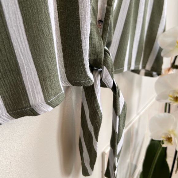 Baggy button-down t-shirt with a front knot - Picture 5 of 9